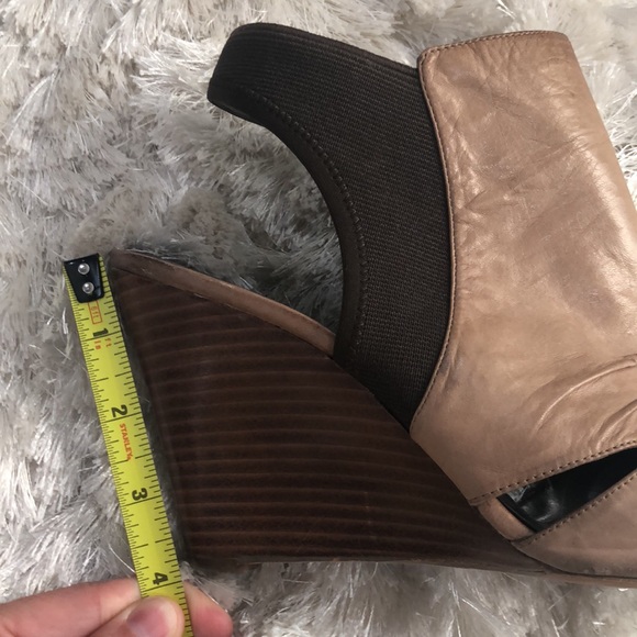 VINCE CAMUTO VADO Tan leather Wedge Sandal - Picture 12 of 15